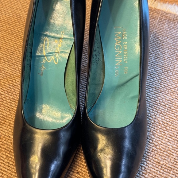 VINTAGE BLACK LEATHER PUMPS - Picture 7 of 10